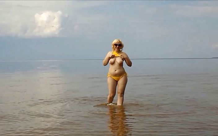 Red rose rus: Plajă cu bikini