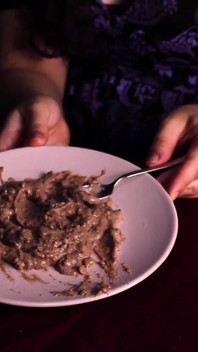 Żucie jej brownie i orgazm na nim