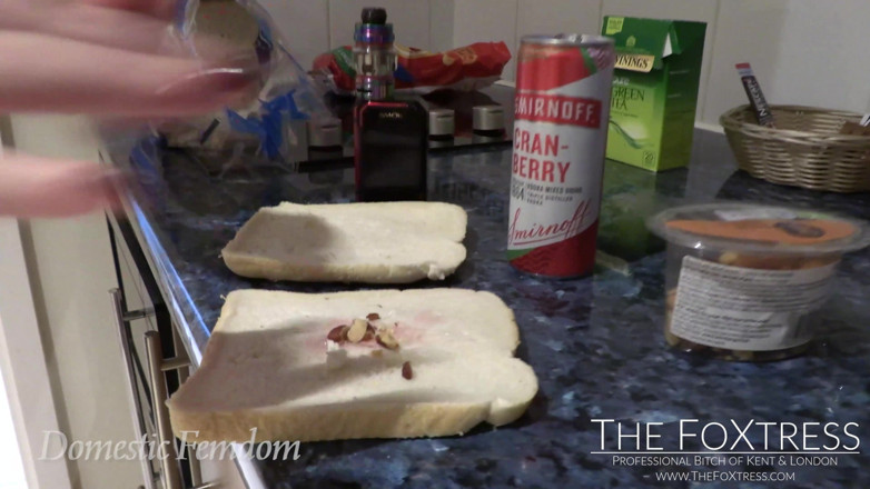 Domestic femdom: Hamba menyesal meminta sandwich