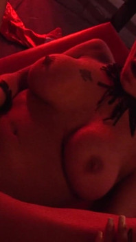 Sex nenumarate scene 2: mamă sexy blondă cu țâțe mari futându-se tare cu sclavul ei într-o peșteră sado-maso