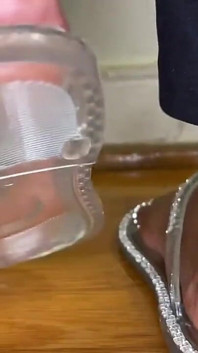 Stiefmutter spielt mit ihren flip-flops an ihren füßen
