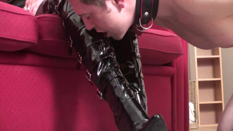 Femdom Austria: Latex femdom boot licking slave