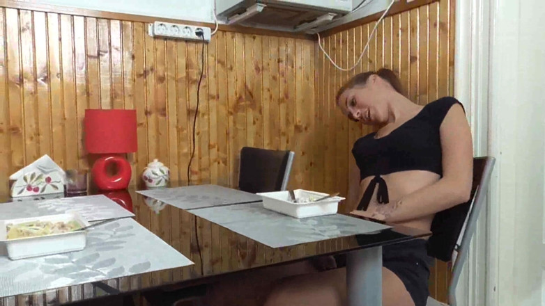 Foot Girls: Сексуальные юные близнецы мучают одного бедного чувака
