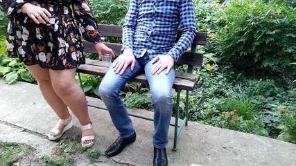 OurFetishLife: Muhteşem bacaklı seksi kadın bardağın içine işiyor ve bir yabancıya...