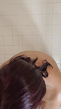 Masturbando minha buceta de vovó latina peluda com vibrador enquanto eu tomo banho
