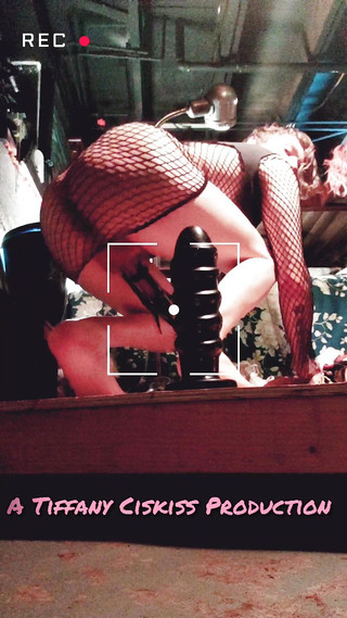 Tiffany Ciskiss: Sissy Butt Girl Tiffany Ciskiss šuká zadek na obrovské hračky