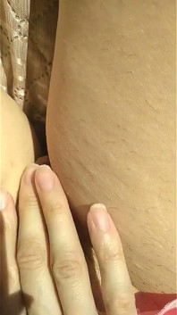 Russisch ongeschoren poesje zonnebadend in de zon en raakt haar clitoris aan met haar vinger Ginnagg