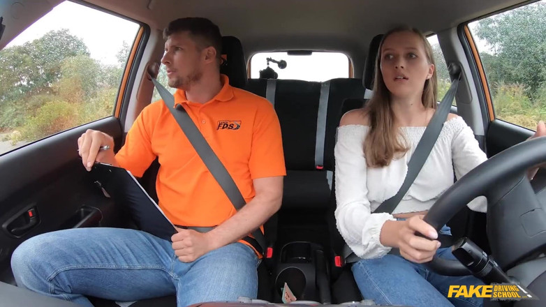 Fake Driving School: Passe-me para ver meus peitos perfeitos