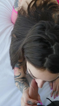 Vero sesso con una sventola mora tatuata dai grossi seni