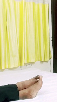 Il impiegato ha dato sua moglie al suo capo per una notte per ottenere la promozione, tutto accade nella lussuosa camera d'albergo lucknow