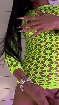 Ladyboy amre mars büyüklüğünde taşaklara sahip bir yıldız gibi parlak