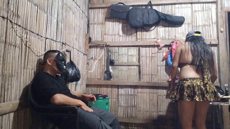 Martin13: 義理の妹は美しい短いスカートを履いていて、私は彼女のお尻を撫でています