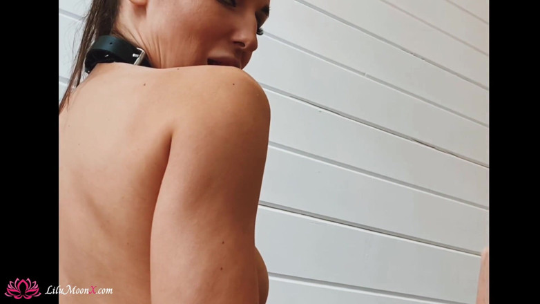 Lilu Moon: セクシーな幅情熱的なdeepthroatsとハードお尻fucksの階段