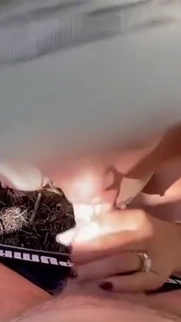 ホットピネー熟女は、彼が彼女の口の中で絶頂するまでパパのコックを吸う!