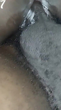 Po sledování porna s mým přítelem jsem byla tak nadržená, že jsem musela jezdit na jeho černém ptákovi na mé mokré kundičce