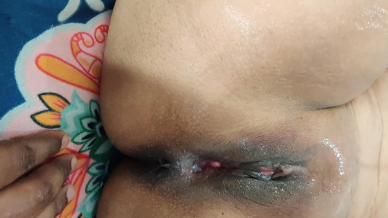 Pinki Roxxxk: Chatte, squirt, gémissements bruyants, orgasme