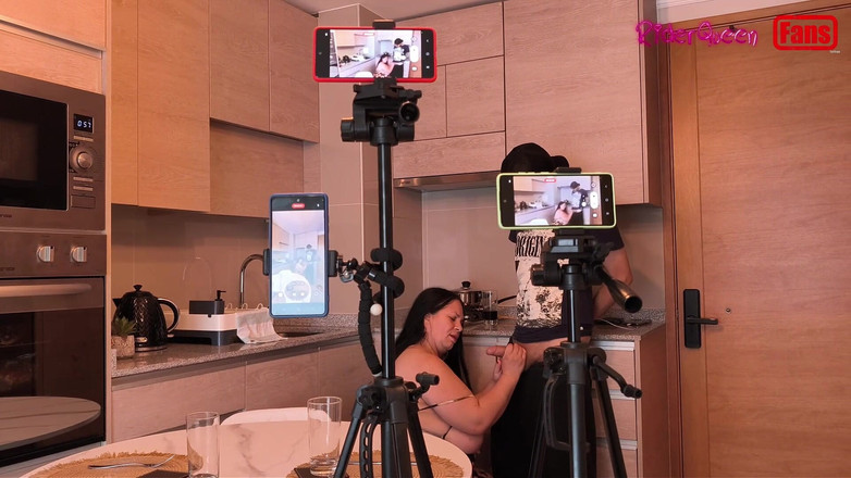 Riderqueen: 팬을 위한 비디오 - 부엌에서 계모를 방문하는 배다른 아들