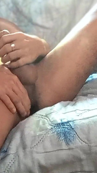 Bombeando mi pene y masturbándome (parte 2)
