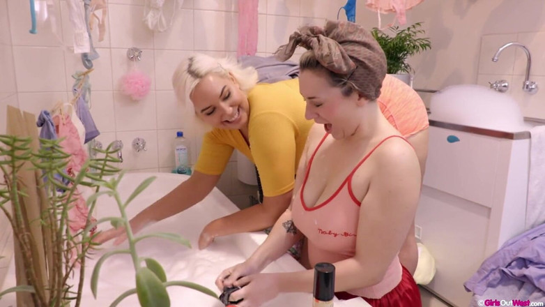 Girls Out West: Bujne cycate lesbijskie hotties ruchają się w łazience