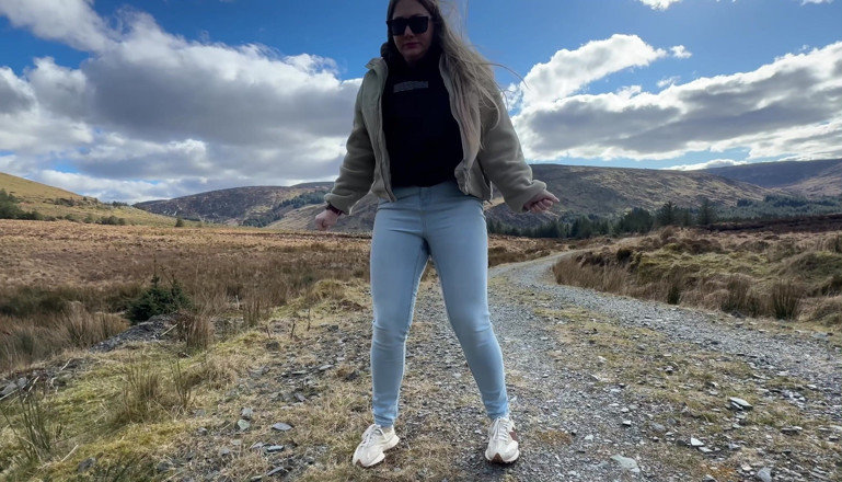 Emma Voyeur: Notfall Beim Gehen Auf Dem Öffentlichen Trail, Aber Musste Meine Jeans...
