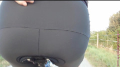 Carmen_Nylonjunge: Gran culo en el asiento de la bicicleta 1