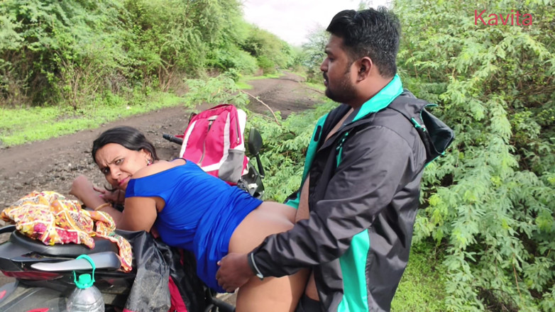 Kavita _zawazawi: Desi indiana marathi kavita Bhabhi (Vahini) scopa all'aperto nella giungla a...