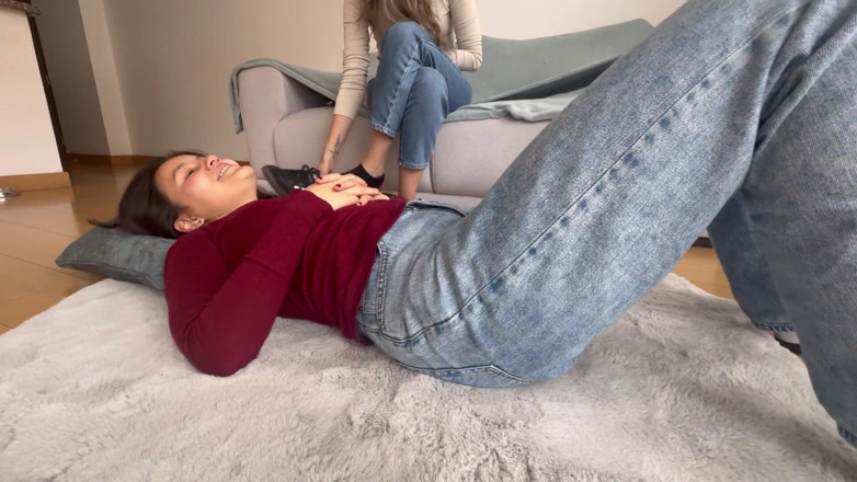 scarlettandc: Я виконую свій фетиш, нюхаючи ноги моєї дівчини