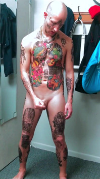 Bărbat complet tatuat cu vibrator