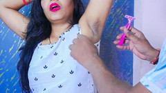 pinki_cute: Sexy ravinadesi nevlastní sestra Nahá před Saloon Man, během holení...