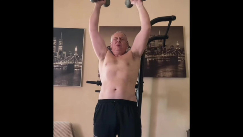 Alex Igogo: 在家健身，抽烟和手淫