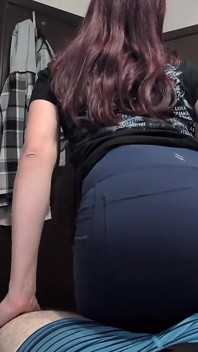 穿着瑜伽紧身裤的大屁股白人美女膝盖舞