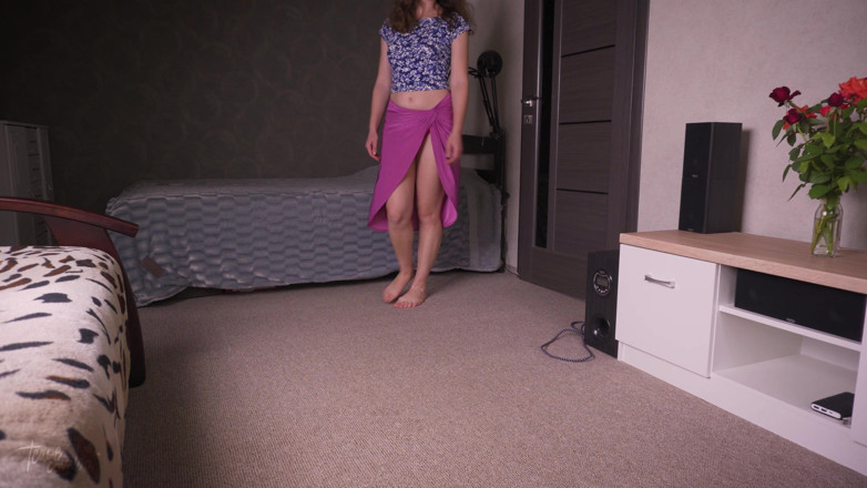 Teasecombo 4K: Cewek sange dengan rok panjang dengan rok mini ini menggodaku...
