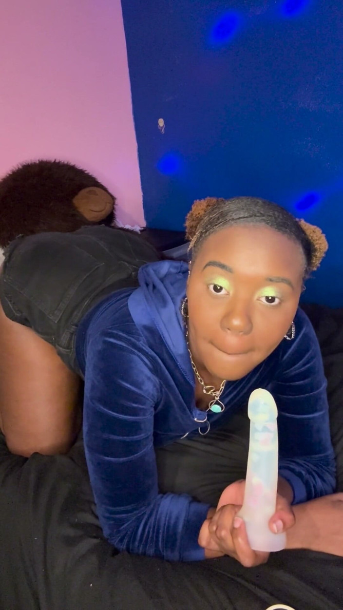 ALLIYAH ALECIA: Alliyah Alecia Sucking Dildo Dick