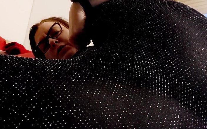 Nicoletta Embassi: ニコレッタは彼女の口の中にたくさんのおならで彼女の奴隷を支配します