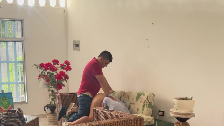 MaRaSexx: Fantasi liar tentang meniduri hos Airbnb saya