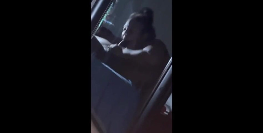 Kendale: PEQUENA MILF ME CHUPA TÃO BEM QUE EU GOZEI DUAS...