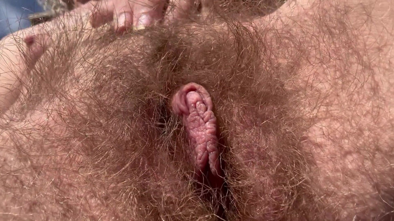 Cuteblonde666: Nago opalając się na zewnątrz i pokazując moją owłosioną cipkę