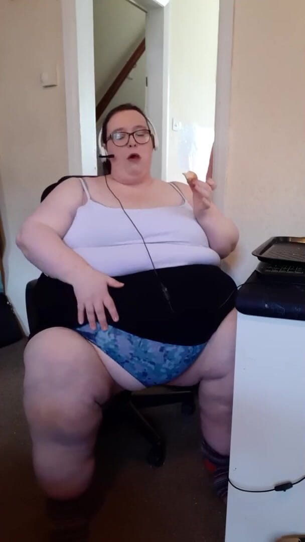SSBBWLadyBrads: SSBBW aime les beignets de son patron