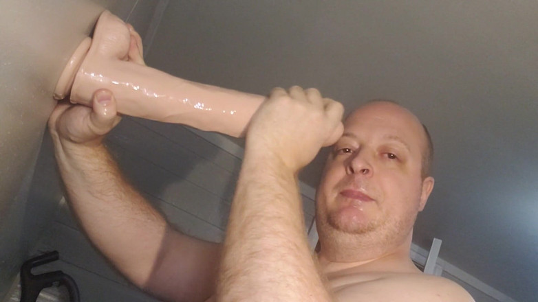 Charlieboy69: Gorge profonde, énorme gode naturel de 14 pouces