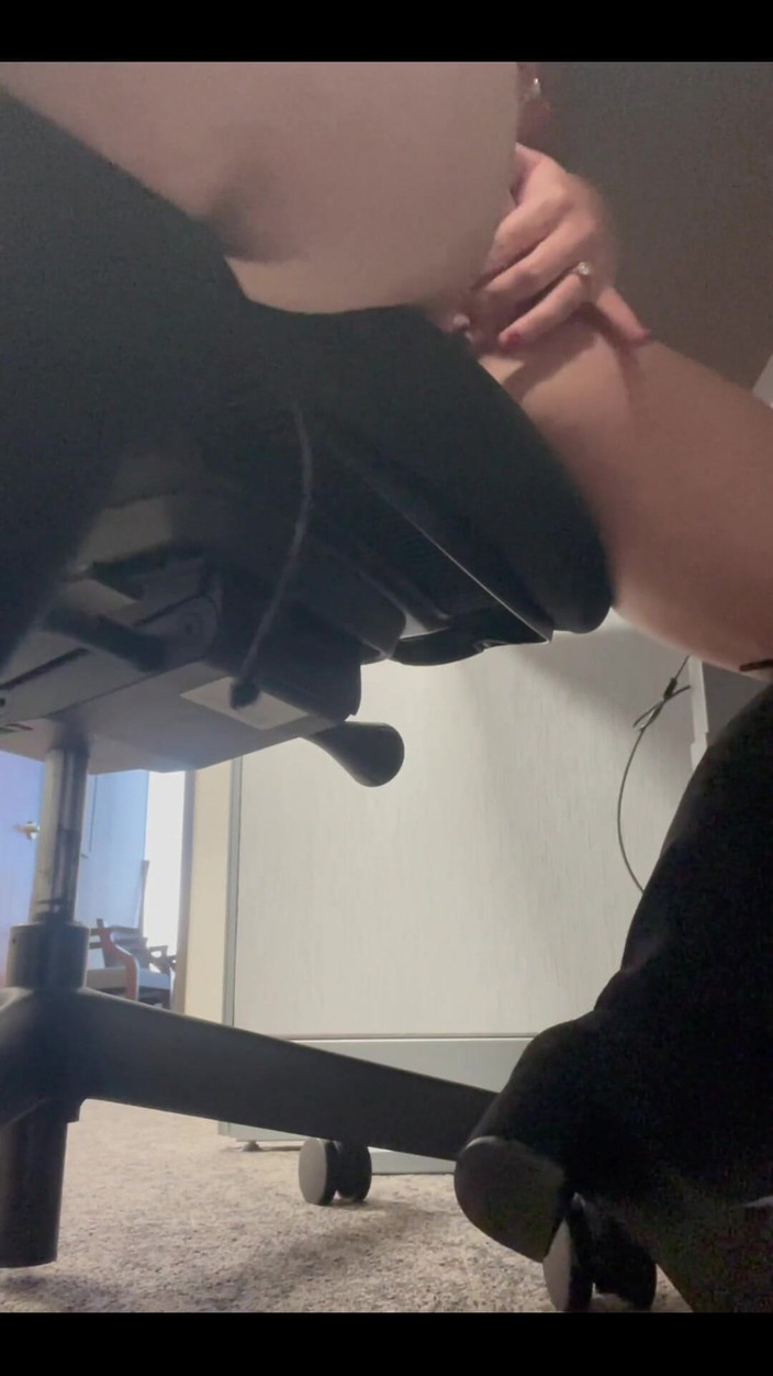 Josie Jaxxon: Masturbuje v kanceláři