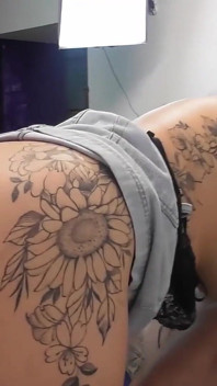 Trekant och dubbel penetration för två slutty brunett och amerikansk toyboy med het Charlie Moon och bystig MILF Mary Rider