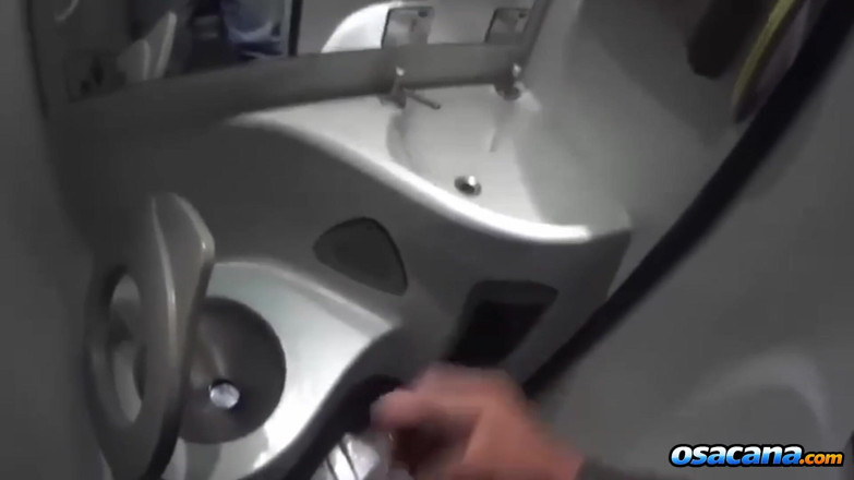 World Gay: Se masturber dans les toilettes du bus