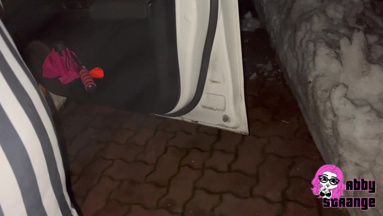 Abby Strange: dalam salji di tempat letak kereta lebuh raya