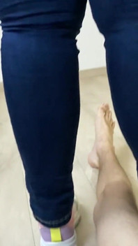 Het is gewoon een speeltje voor haar enorme benen! Gekke trappen in zijn verdomde testikels! - Dave Moon - Jennifer - Bbusting