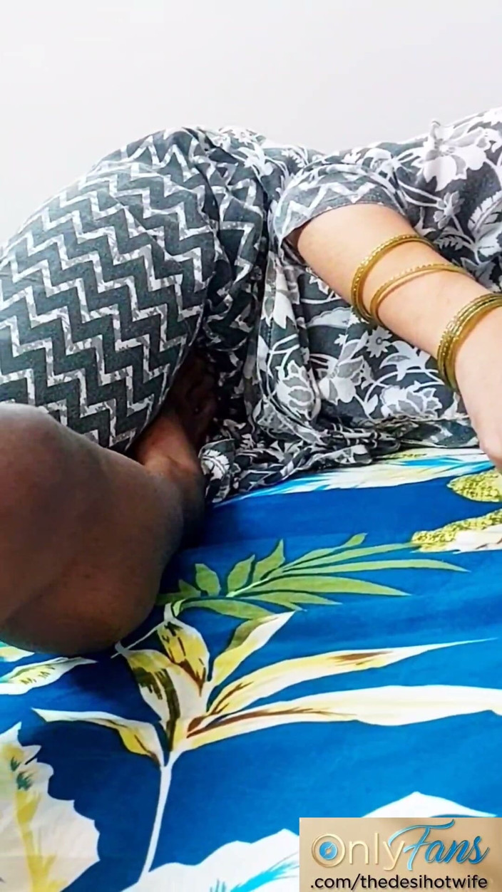 TheaDesiHotwife: Kadın Kılıklı Götte Ayak Parmakları Ve Sert Sikişmeye Çalışıyor
