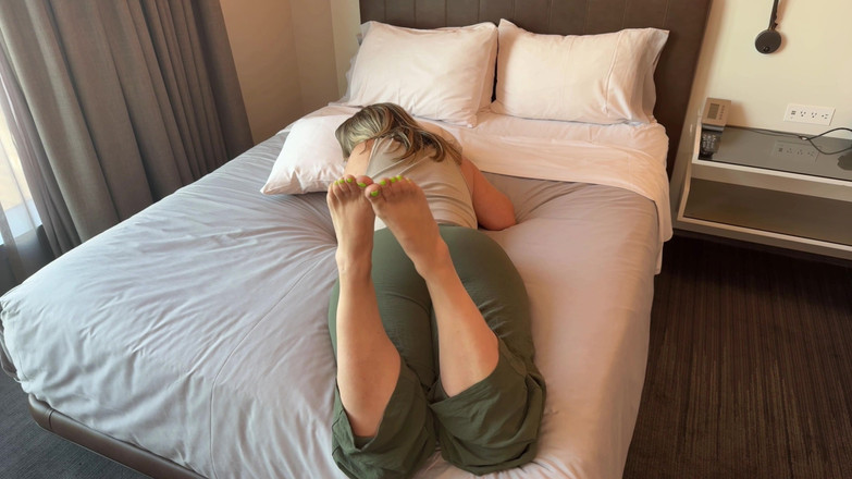 Jasmine Flowers: Ateşli orta yaşlı seksi kadının ayağını azdırıyor: parlak ayak parmakları...