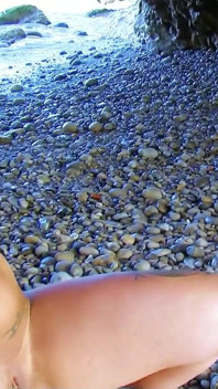 Milf seksi Lynn dikongkek di pantai oleh orang asing dengan zakar besar