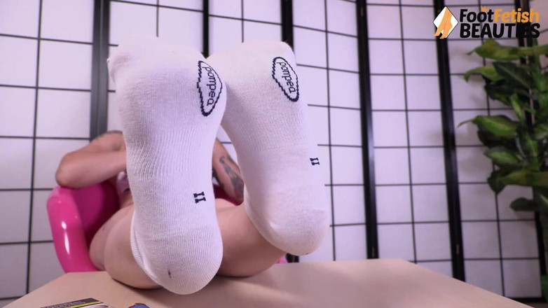 Foot Fetish HD: Фіолетова дива хизується своїми смердючими ногами в шкарпетках і брудних кросівках