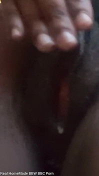 No chuveiro estimulando meu clitóris com cabeça de chuveiro esguichando orgasmos