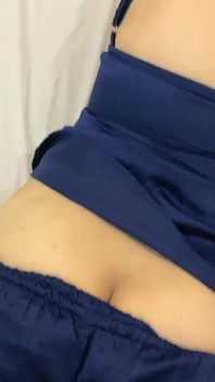 Hijastro cachondo se cuela en el dormitorio de madrastra en descanso y la sedujo hasta que la madrastra comparte cama con su hijastro